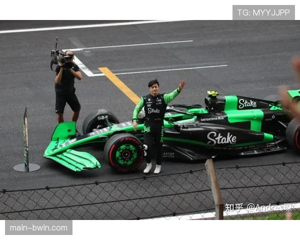 维斯塔潘阿布扎比收官战凭借晚进站策略 超越诺里斯锁定年度车手总冠军